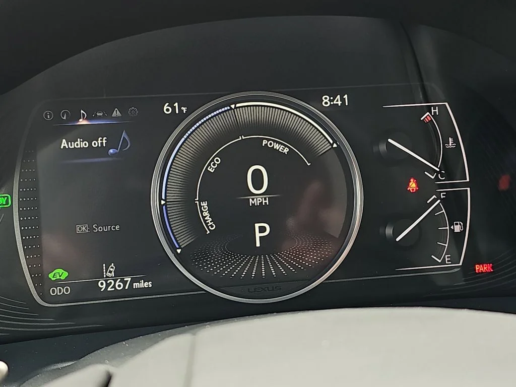 Used 2025 White Lexus 300h Luxury image 19