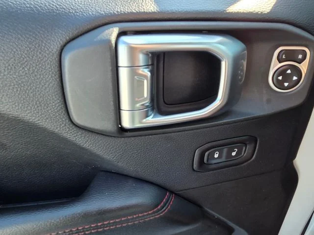 Used 2018 White Jeep Unlimited Rubicon image 31