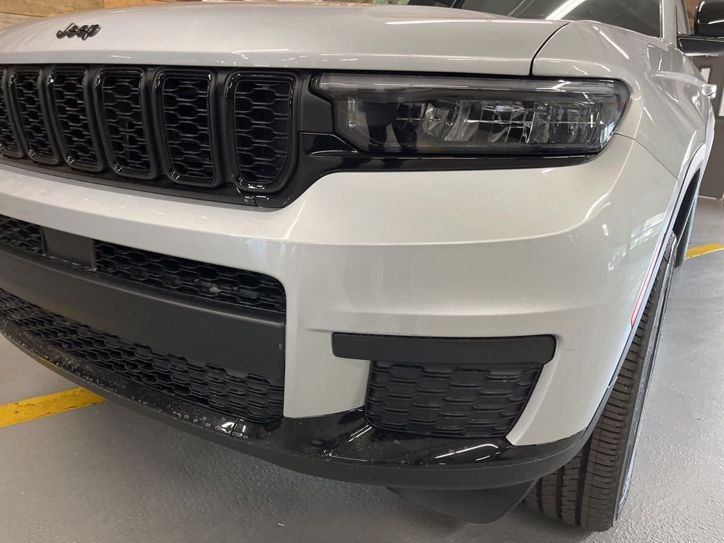 New 2025 Silver Zynith Exterior Paint Jeep Altitude X image 9