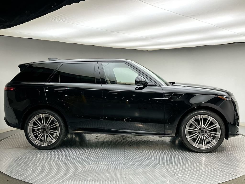 New 2026 Santorini Black Metallic Land Rover Dynamic SE image 4