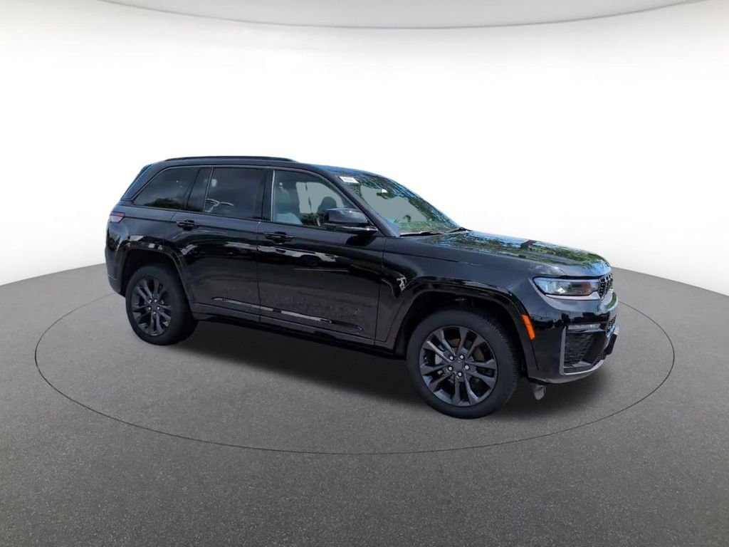 New 2026 Diamond Black Crystal Pearl-Coat Exterior Paint Jeep Limited Reserve image 3