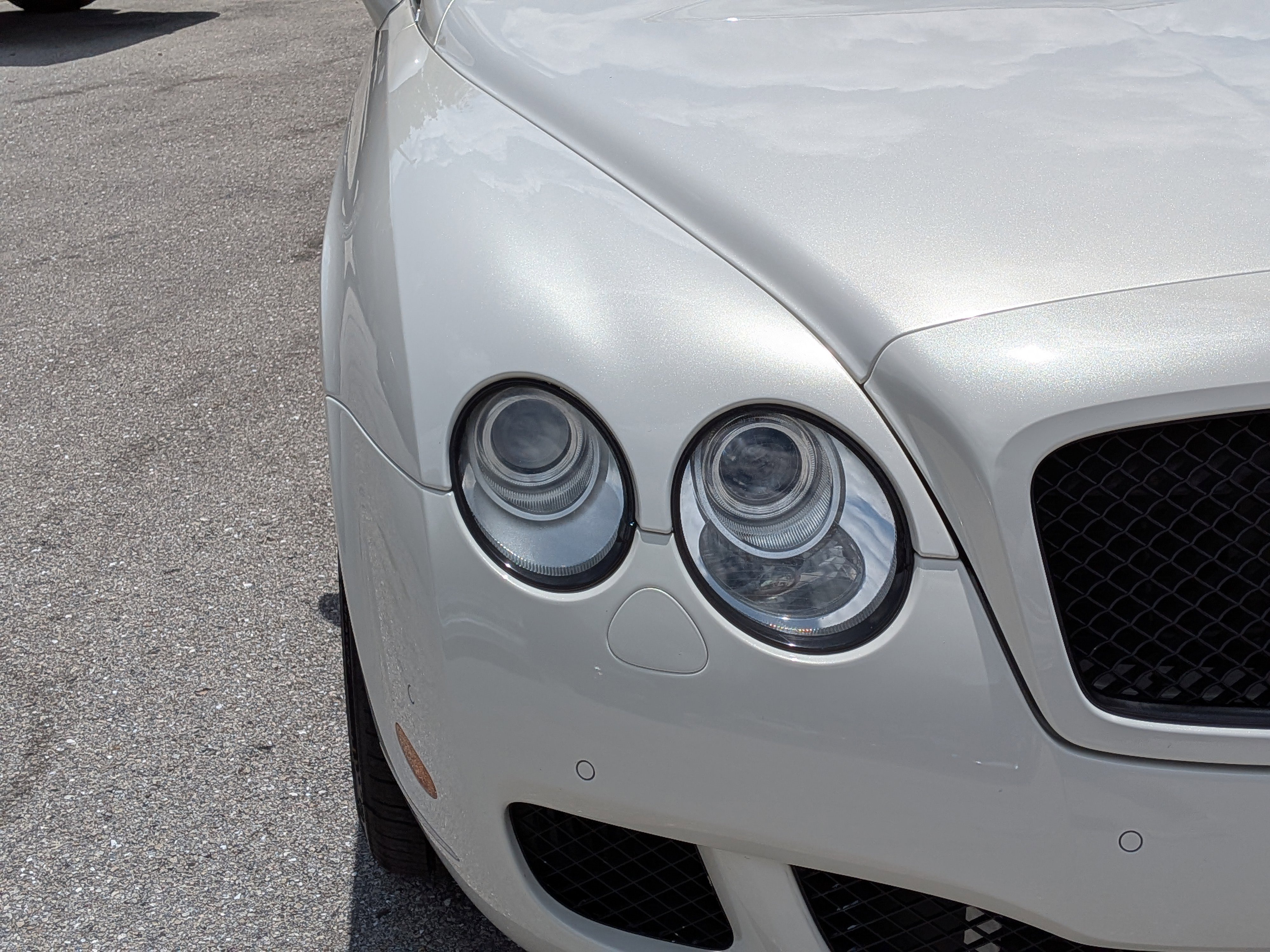 Used 2009 Glacier White Bentley Base image 9