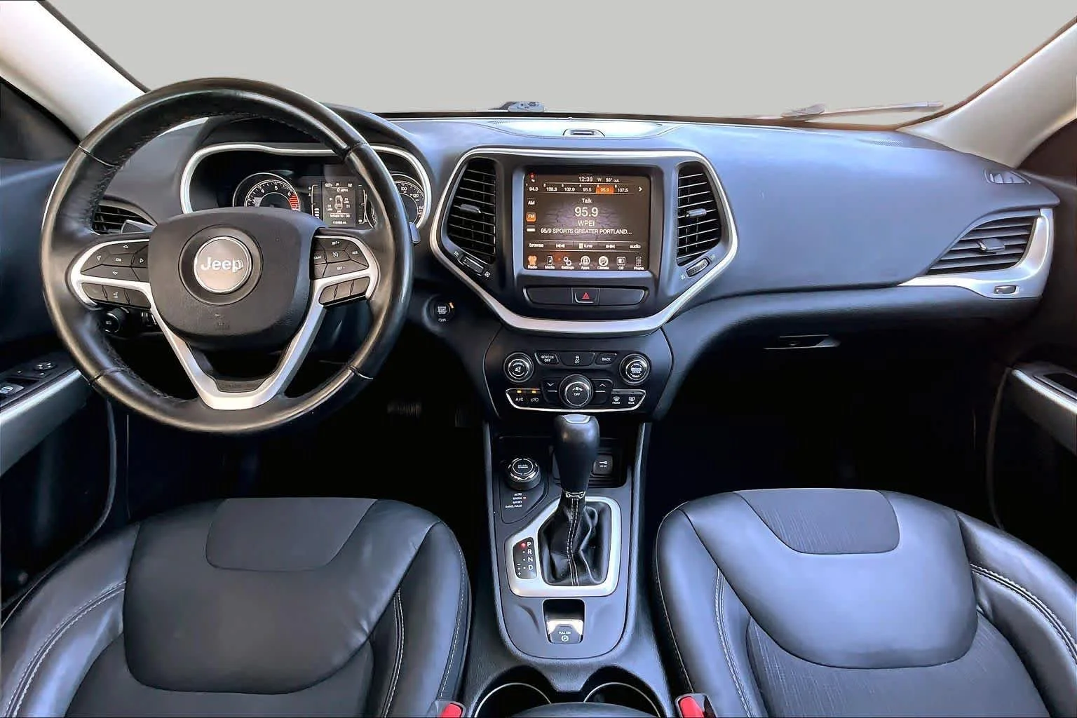 Used 2018 Diamond Black Crystal Pearlcoat Jeep Latitude Plus image 16