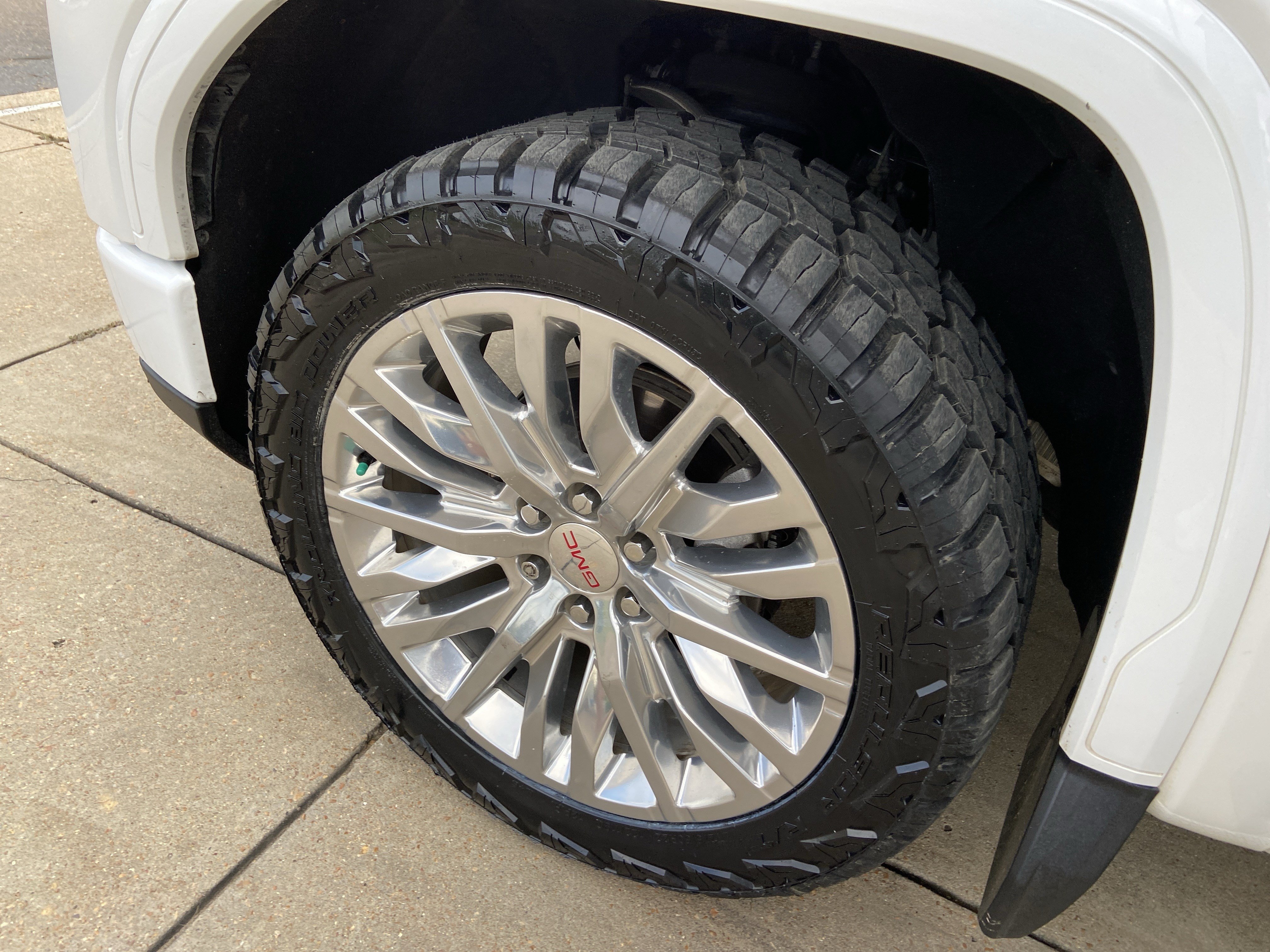 Used 2022 White Frost Tricoat GMC Denali image 25