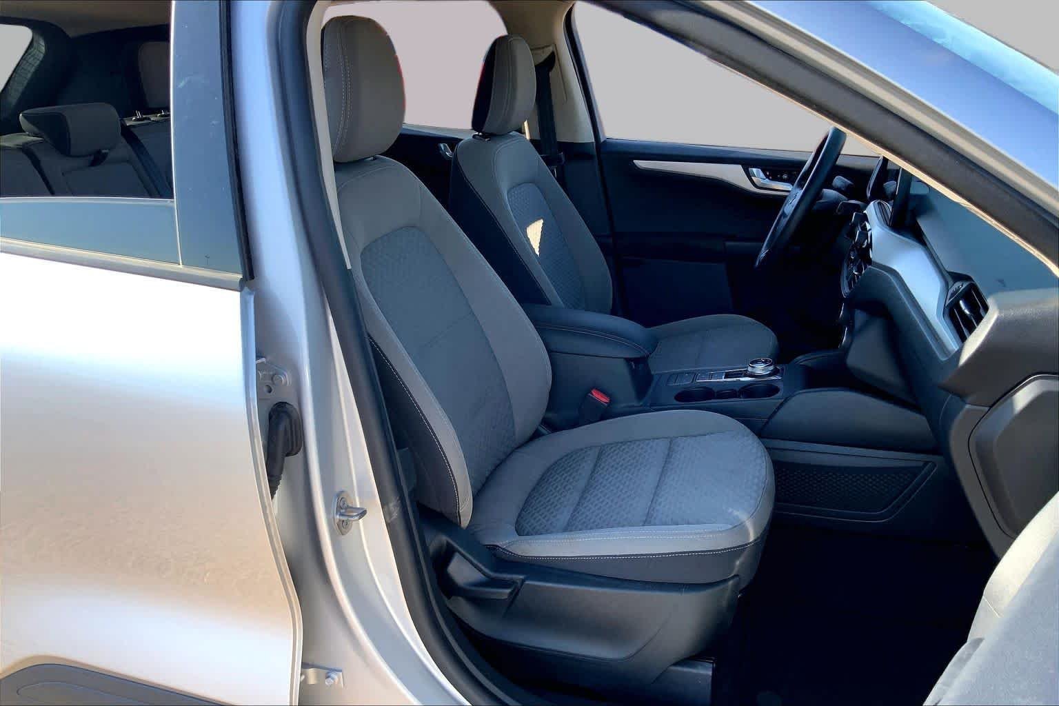 Used 2020 Ingot Silver Metallic Ford SE image 9