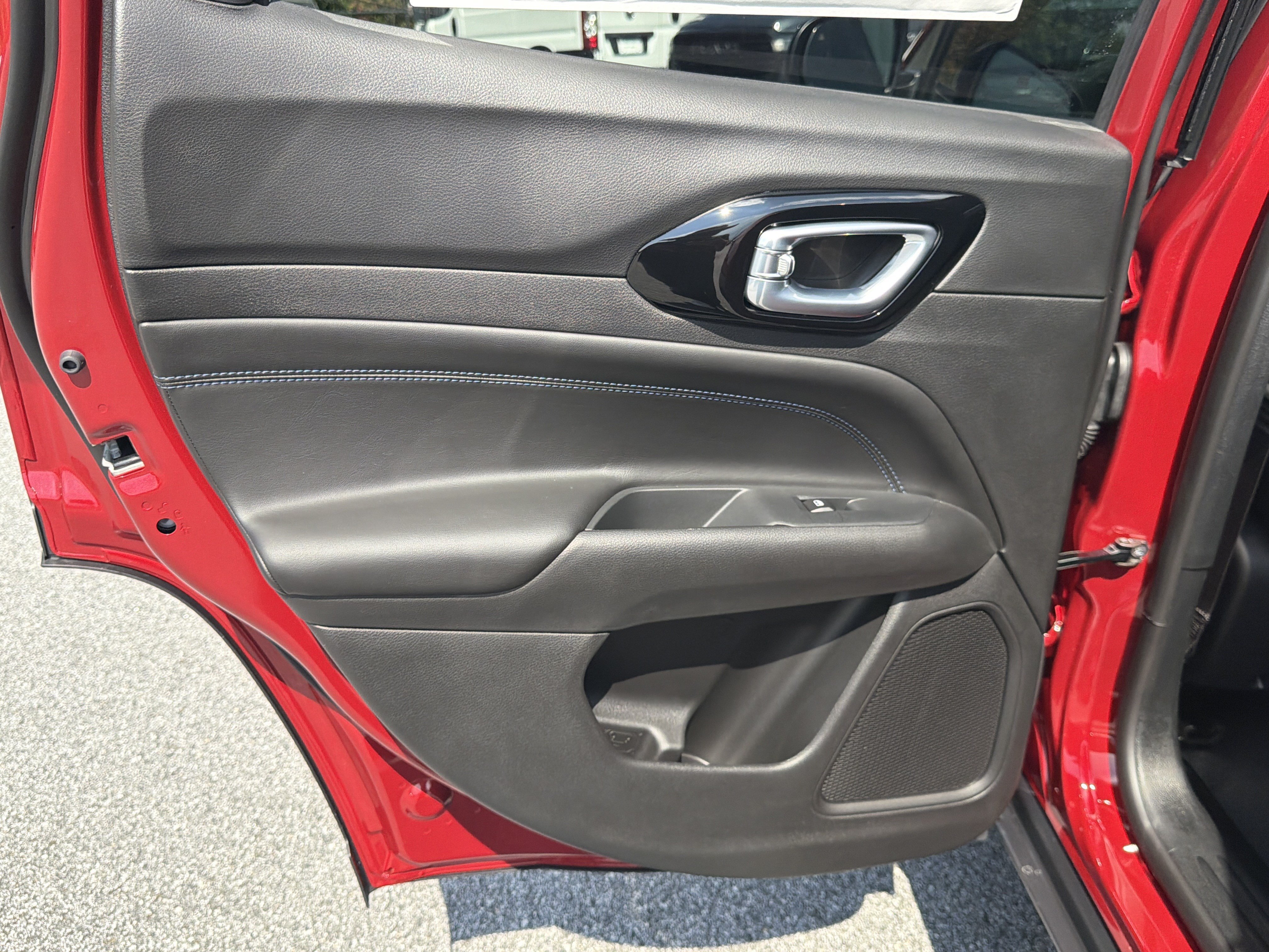 New 2026 Red Hot Pearl-Coat Exterior Paint Jeep Latitude image 27