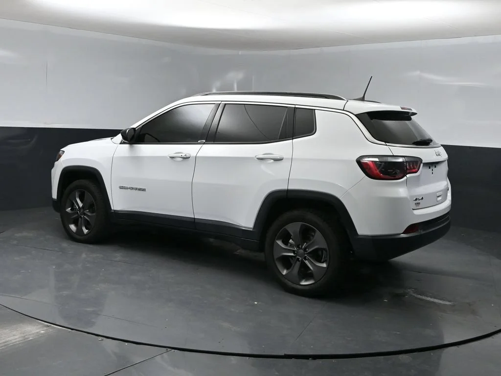 Certified Used 2022 White Jeep Latitude Lux image 5