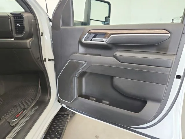 Used 2025 White Chevrolet LT image 40