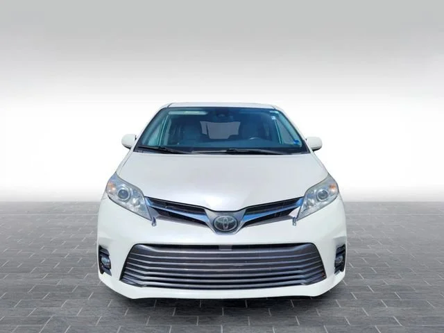 Used 2019 White Toyota XLE Auto Access Seat image 2