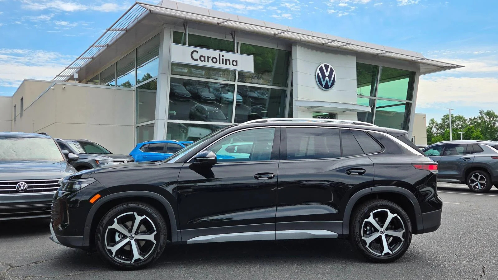 New 2026 Deep Black Pearl Volkswagen SE image 2