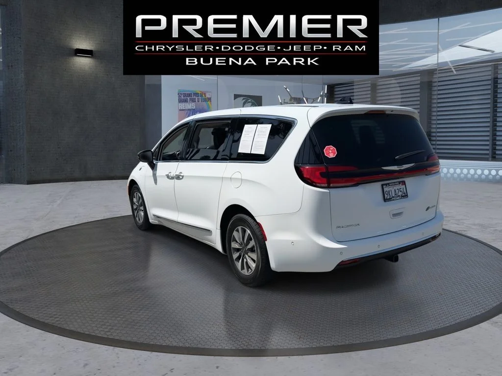 Used 2023 White Chrysler Limited image 6