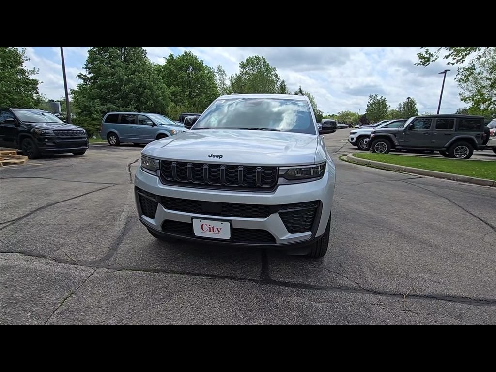 New 2026 Silver Zynith Exterior Paint Jeep Laredo image 3