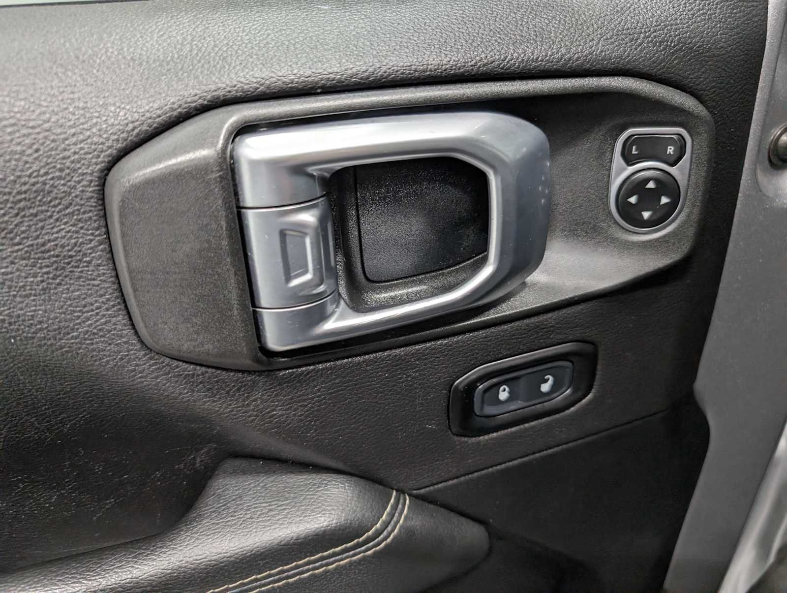 Used 2020 Billet Silver Metallic Clearcoat Jeep Sahara image 37