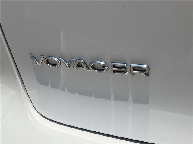 Used 2023 White Chrysler LX Passenger image 8