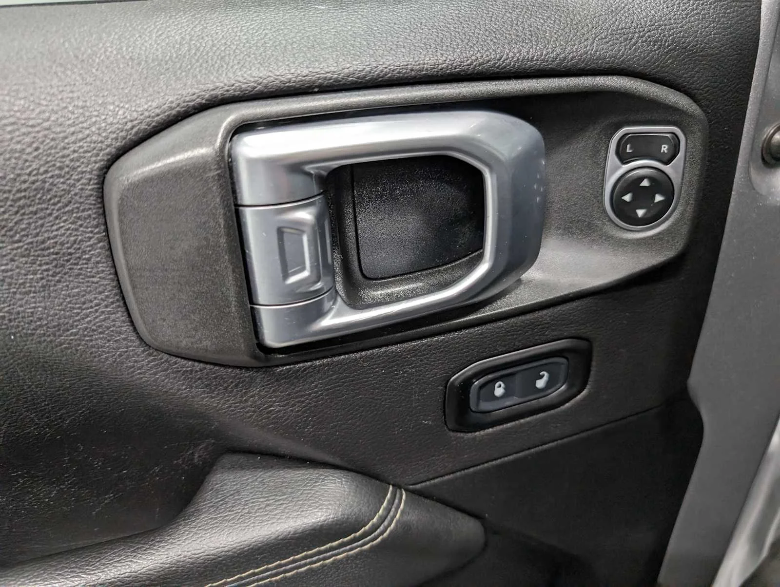 Used 2020 Billet Silver Metallic Clearcoat Jeep Sahara image 37