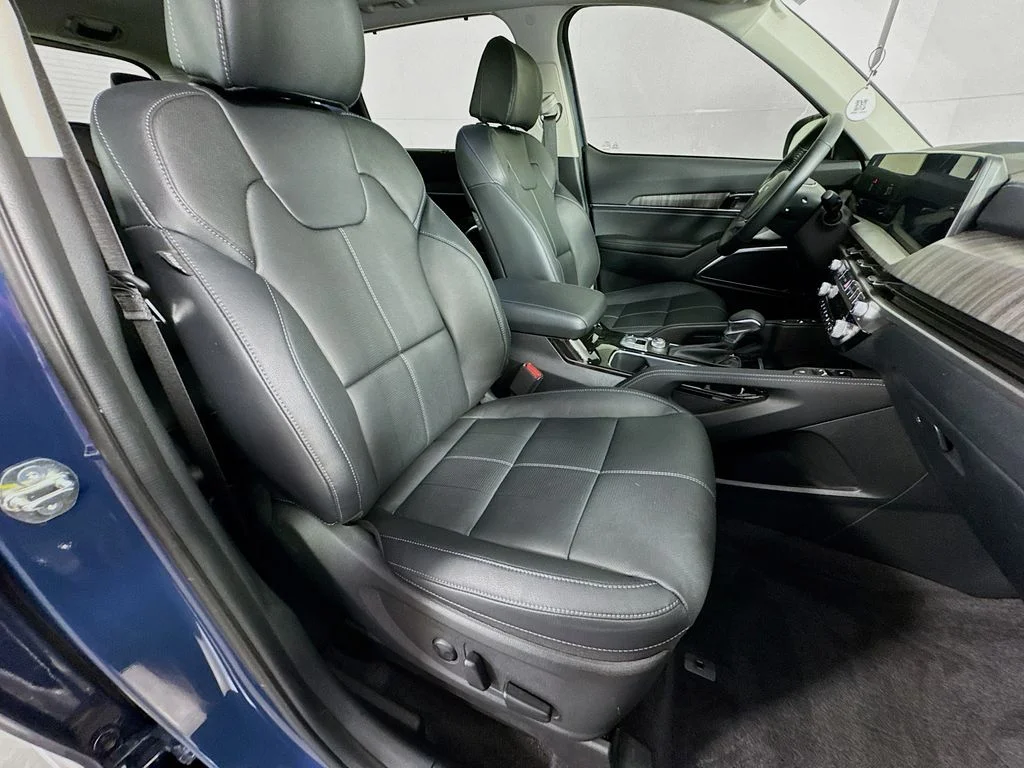 Used 2025 Black Kia EX image 37