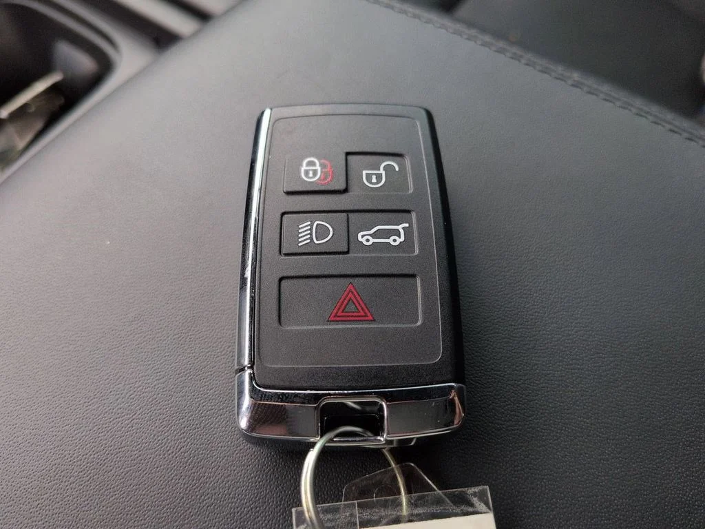 Used 2024  Land Rover X-Dynamic SE image 27