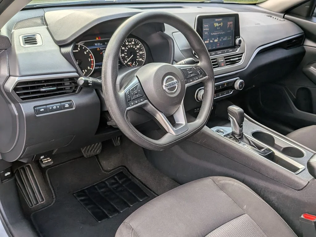 Used 2022 Silver Nissan 2.5 SV image 24