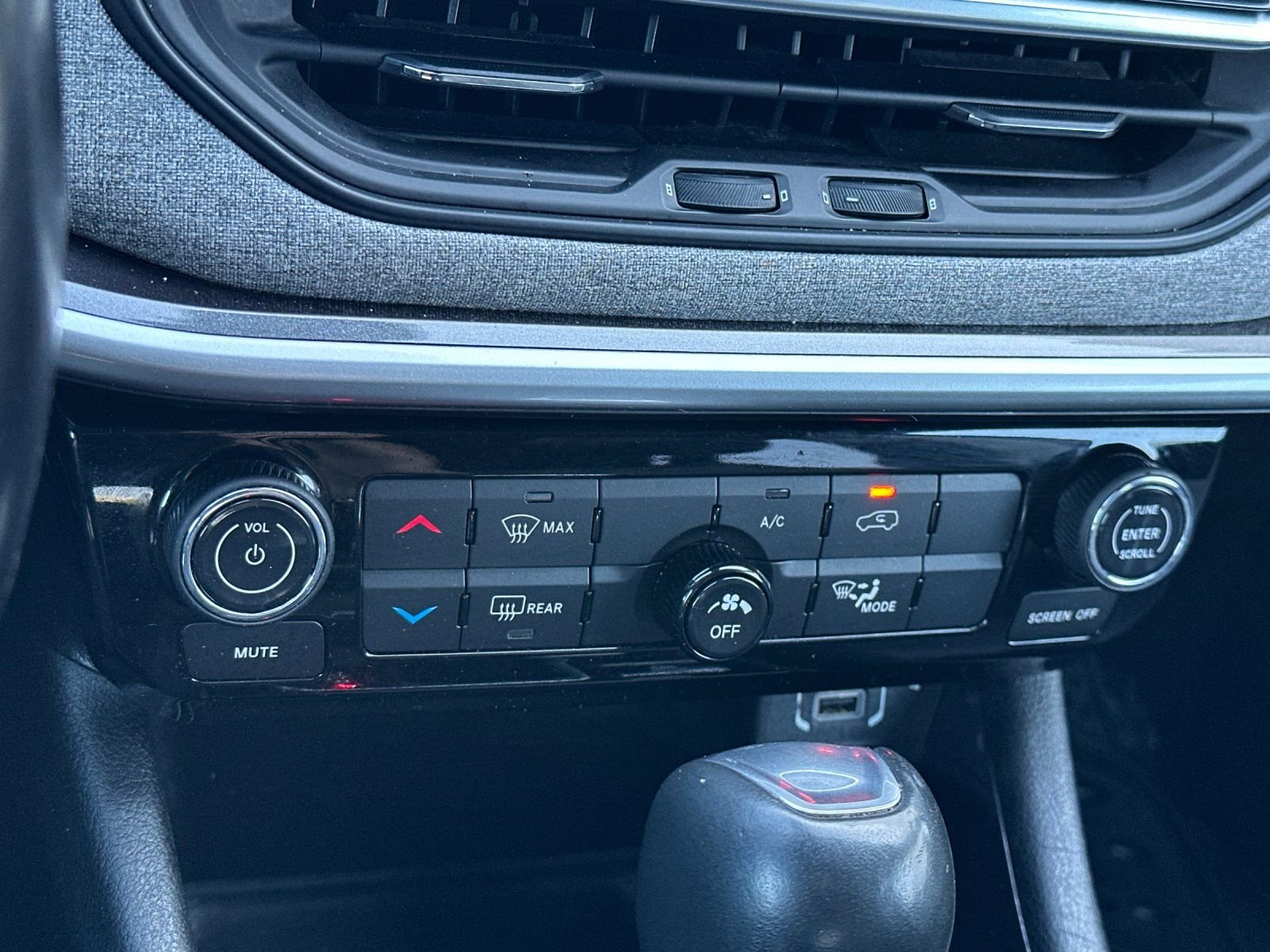 Used 2022 Red Jeep Latitude Lux image 20