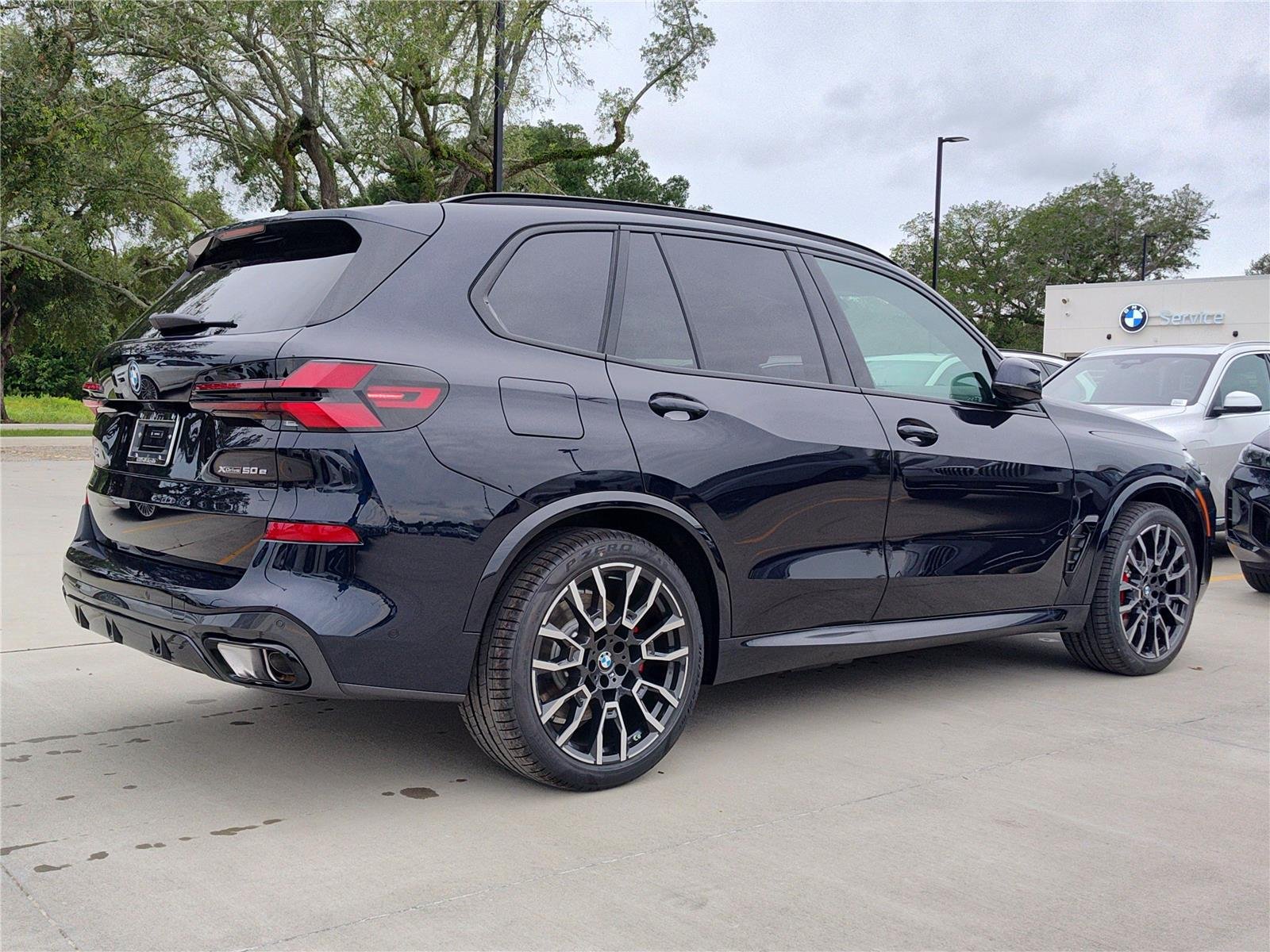 New 2026 Carbon Black Metallic BMW xDrive50e image 4