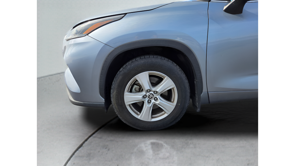 Used 2021  Toyota LE image 9