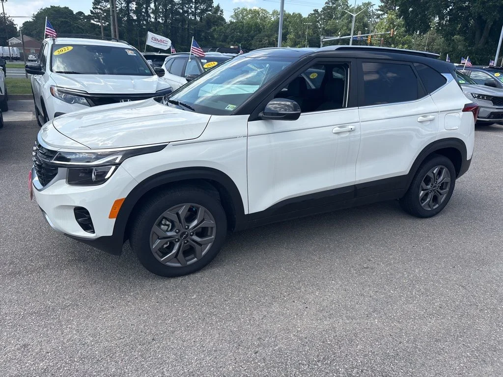 Used 2024 White Kia SX image 2