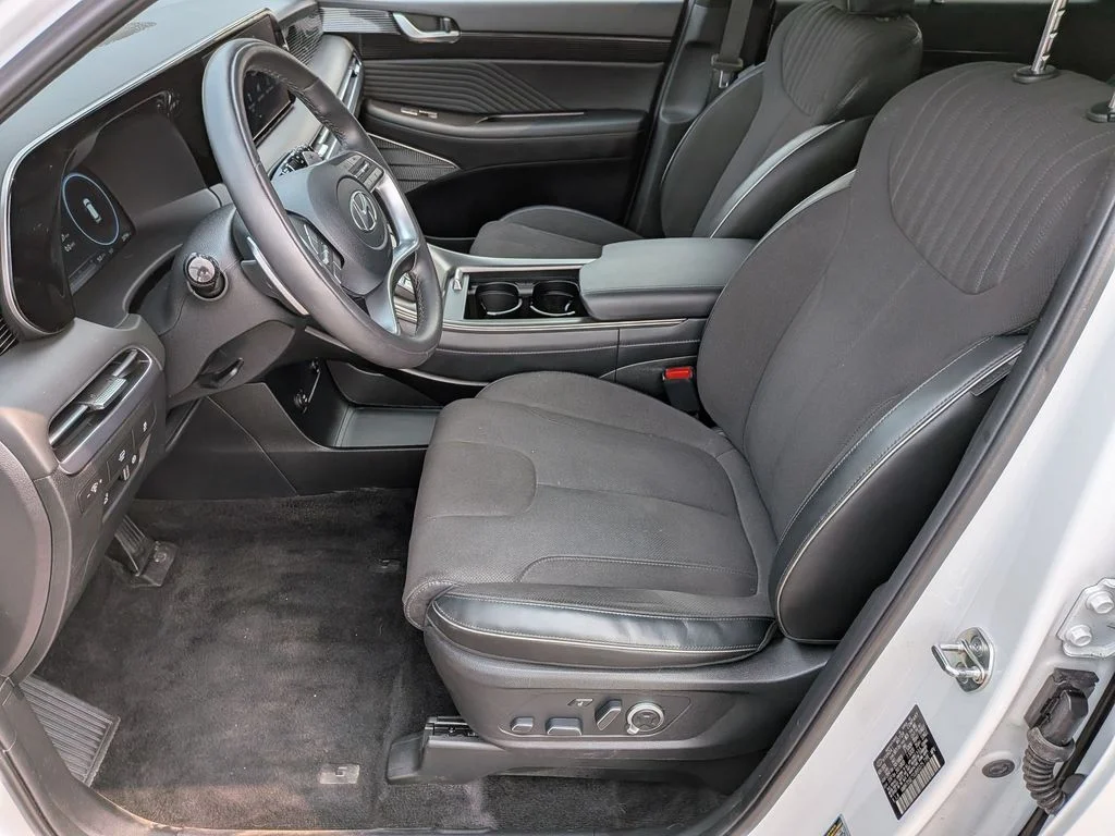Used 2025 White Hyundai Calligraphy Night Edition image 11