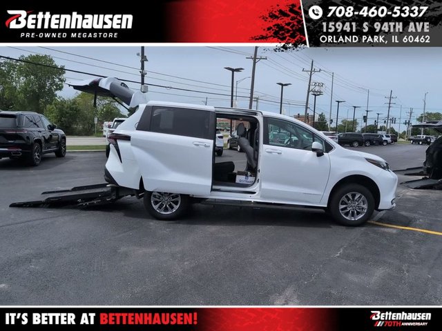 2025 Toyota Sienna LE
