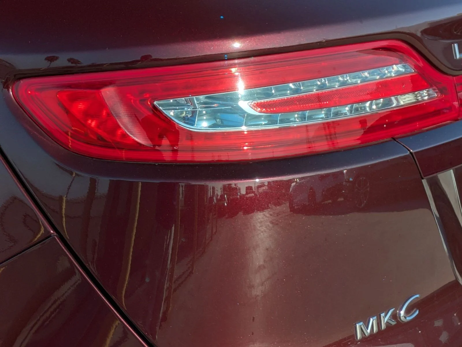 Used 2017 Red Lincoln Select image 17