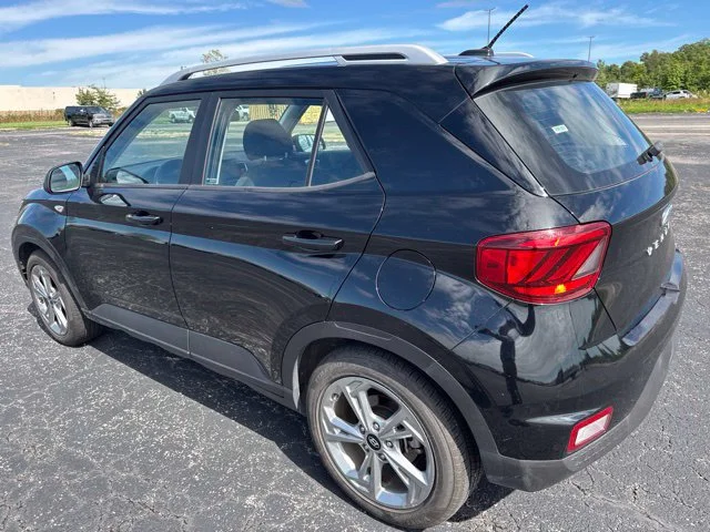Used 2025  Hyundai SEL image 6