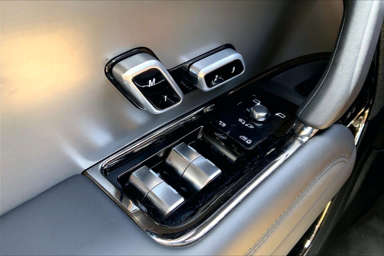 Used 2025 Fuji White Land Rover SE image 33