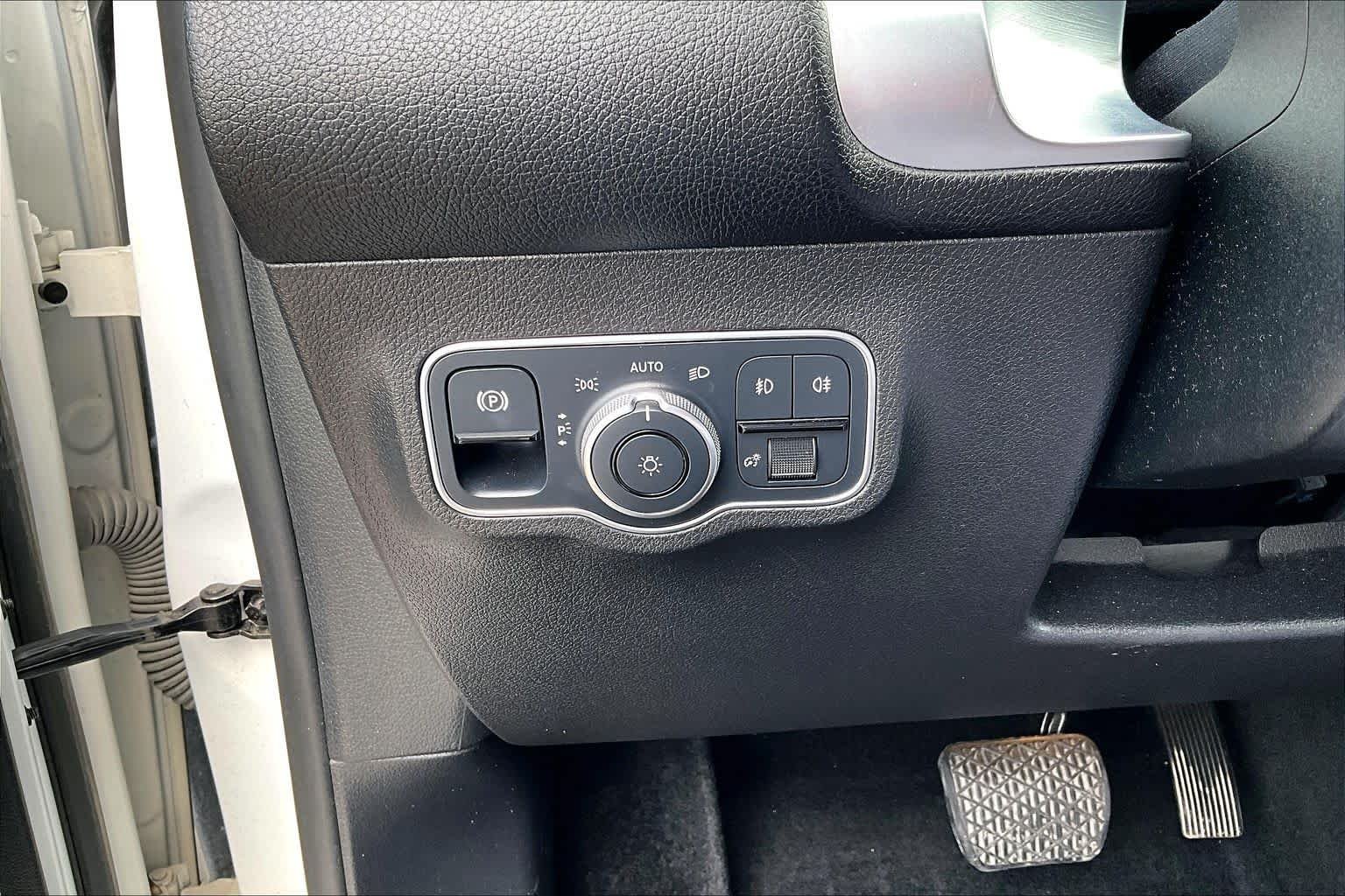 Used 2022 Polar White Mercedes-Benz GLB 250 image 34