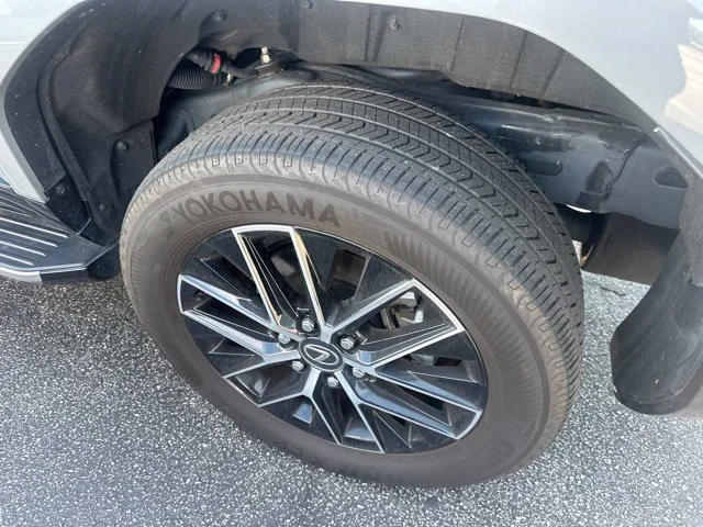 Used 2024  Lexus 550 Premium+ image 6