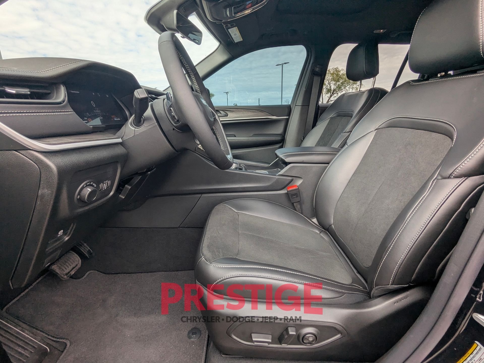 New 2026 Diamond Black Crystal Pearl-Coat Exterior Paint Jeep Altitude image 22
