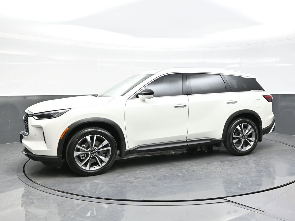 Used 2023 White INFINITI LUXE image 3