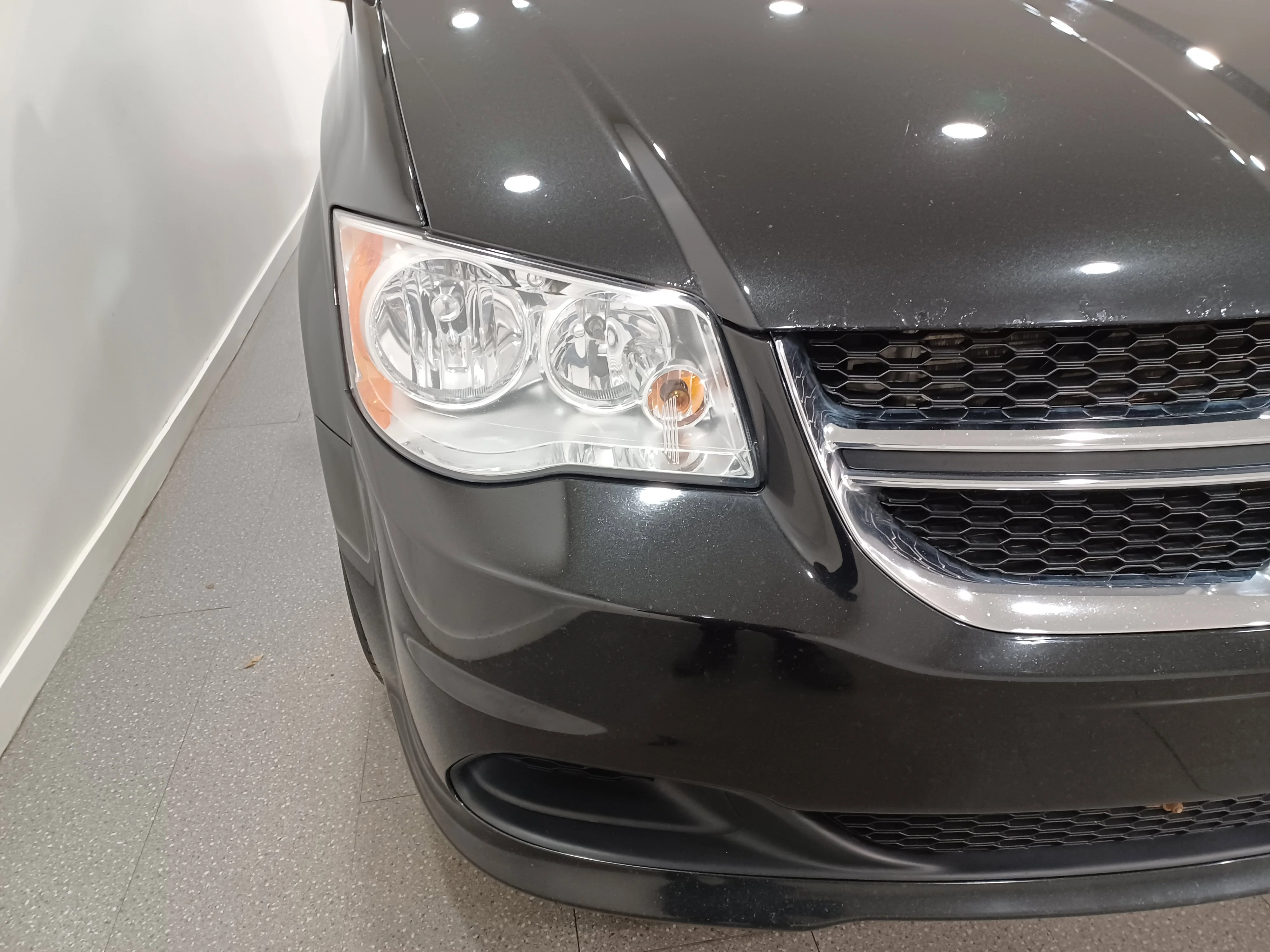 Certified Used 2017 Brilliant Black Crystal Pearl Dodge SE*3.6L V6 | Brilliant Black Crystal Pearl | 7 Pass | Stow 