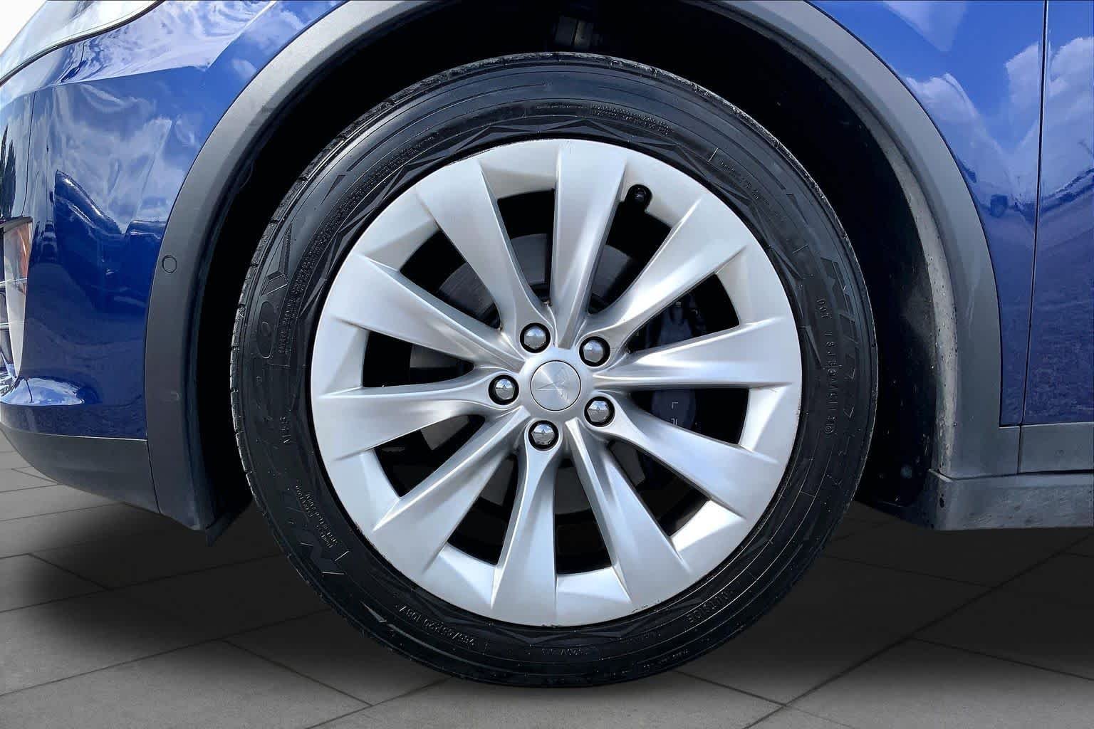 Used 2018 Deep Blue Metallic Tesla 75D image 10