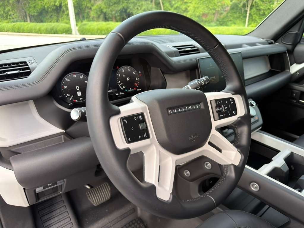 2025 Land Rover Defender X-Dynamic SE - Photo 15