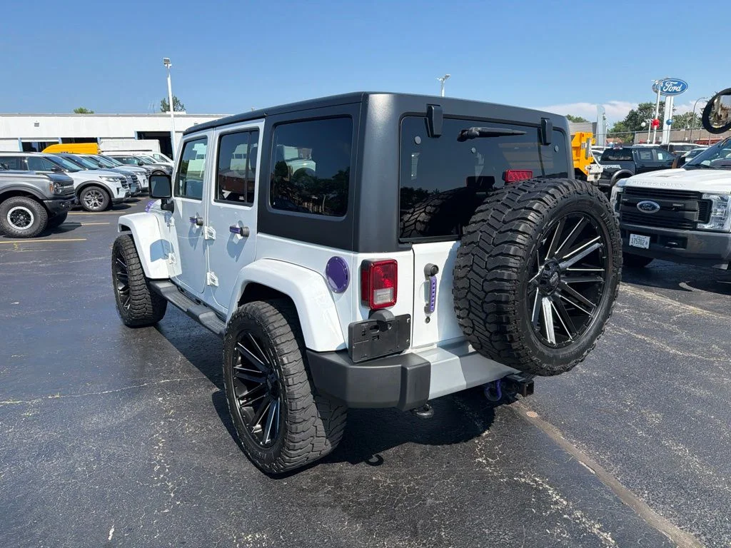 Used 2015 White Jeep Unlimited Sahara image 7