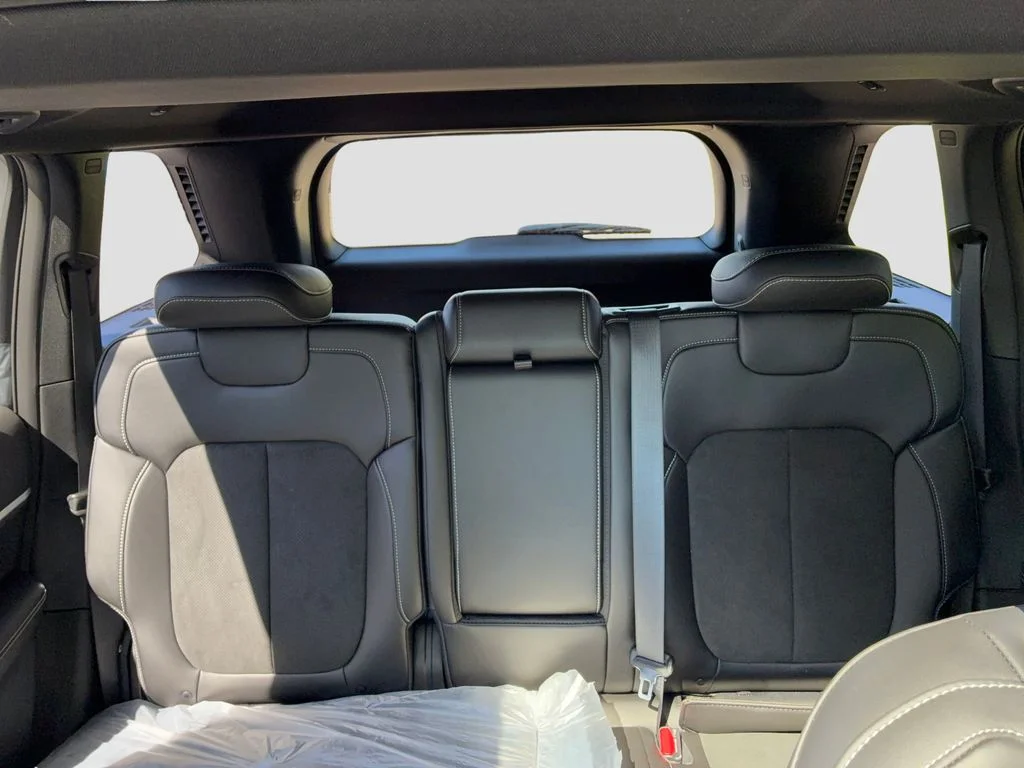 New 2026 Silver Zynith Exterior Paint Jeep Altitude image 17