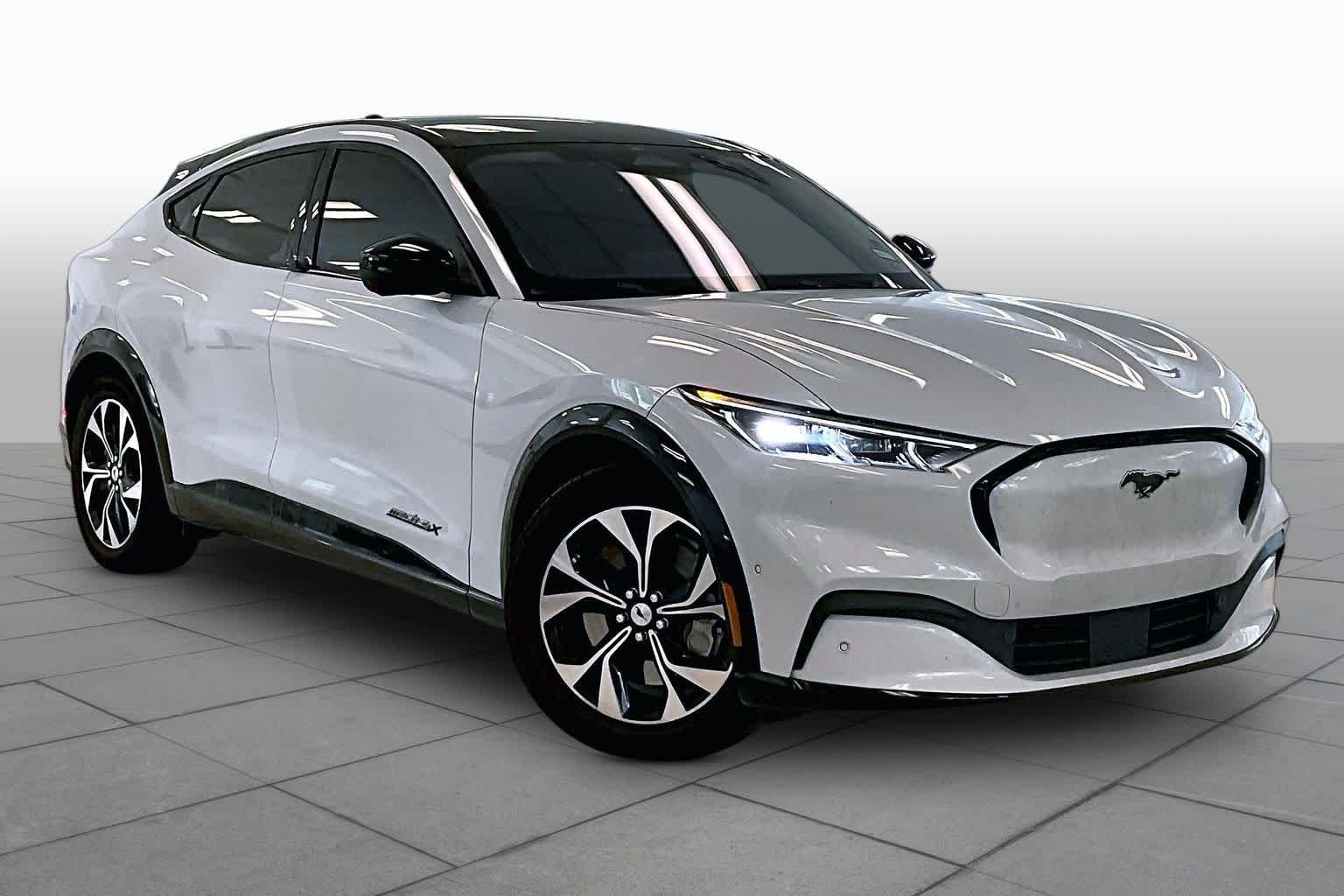 Used 2023 Space White Metallic Ford Premium image 2