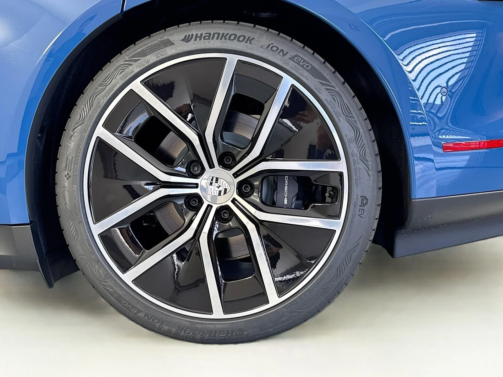 2025 Porsche Taycan Base - Photo 25