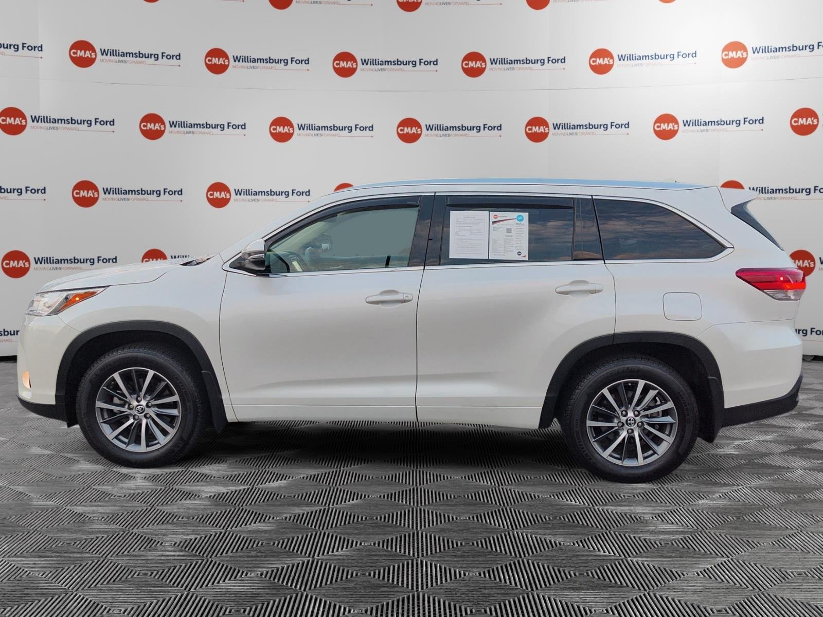Used 2017 Blizzard Pearl Toyota XLE image 2