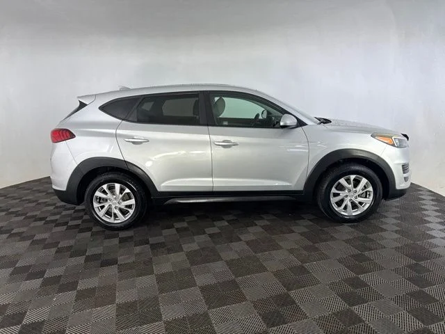 Used 2019 Silver Hyundai SE image 4