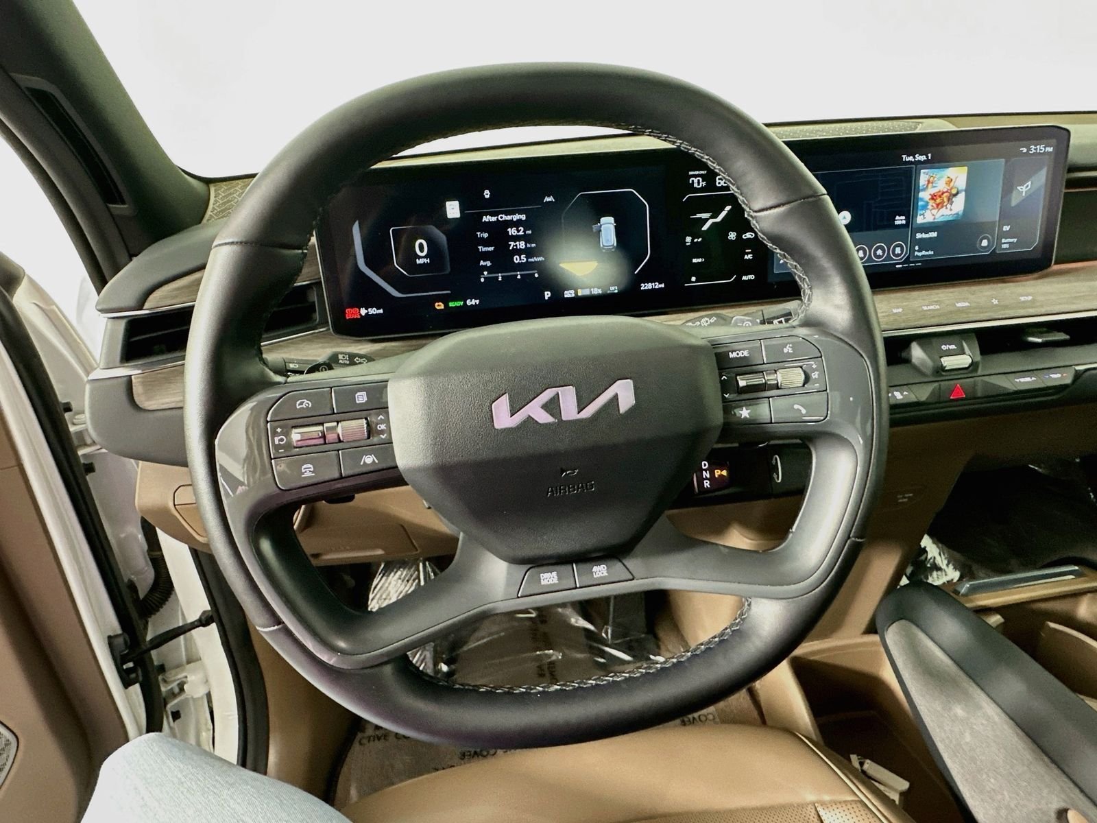 Used 2024 Snow White Pearl Kia Land image 10