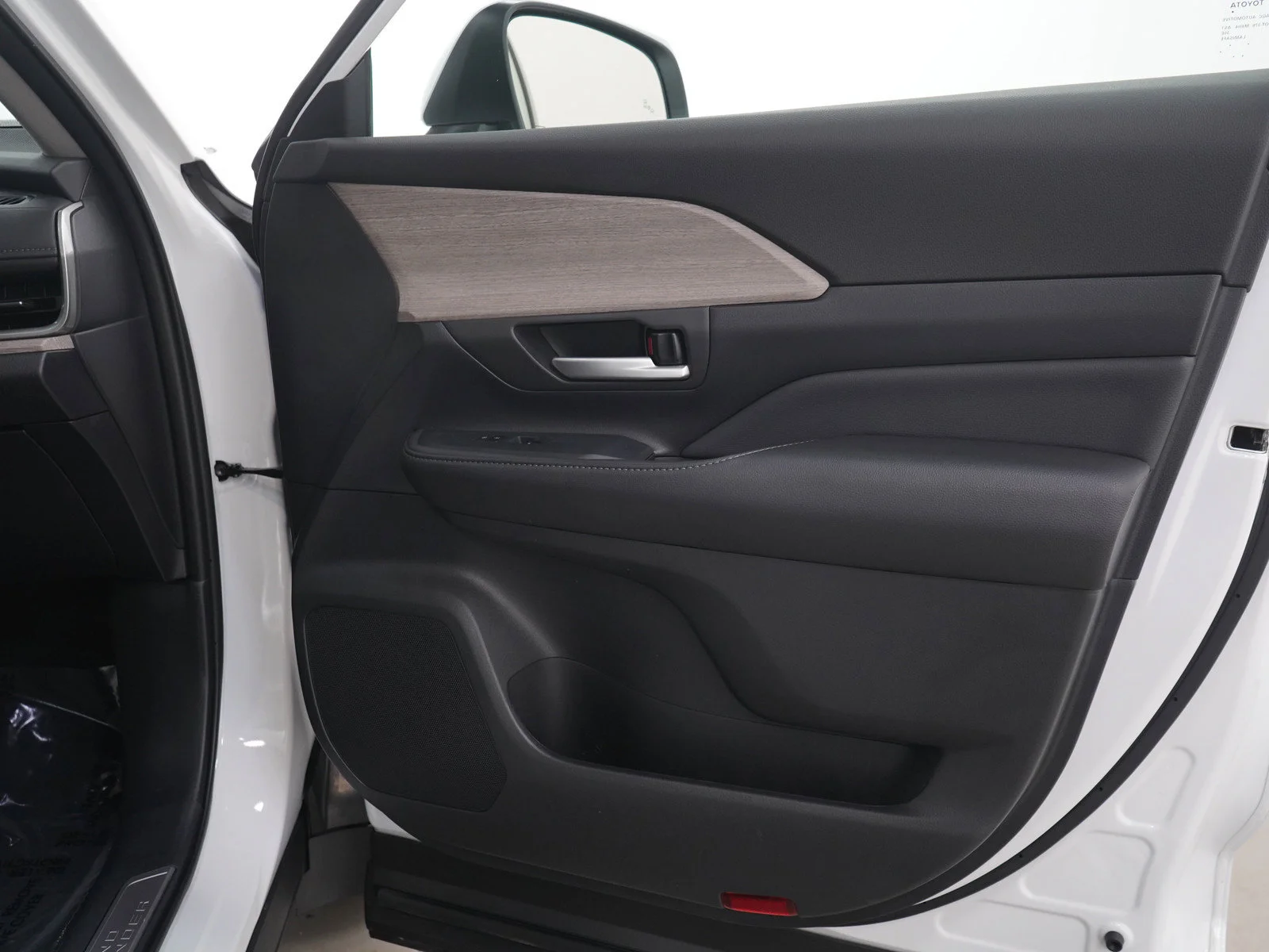 Used 2025  Toyota XLE image 9