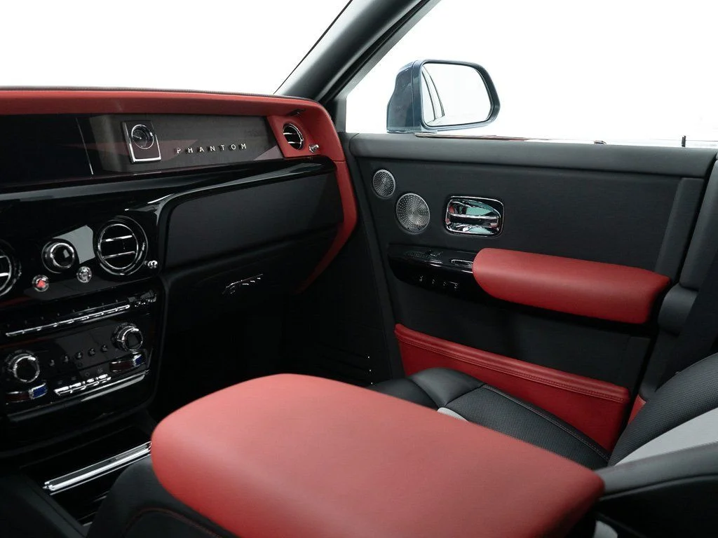 Used 2026 Black Diamond over Iguazu Blue Rolls-Royce  image 34