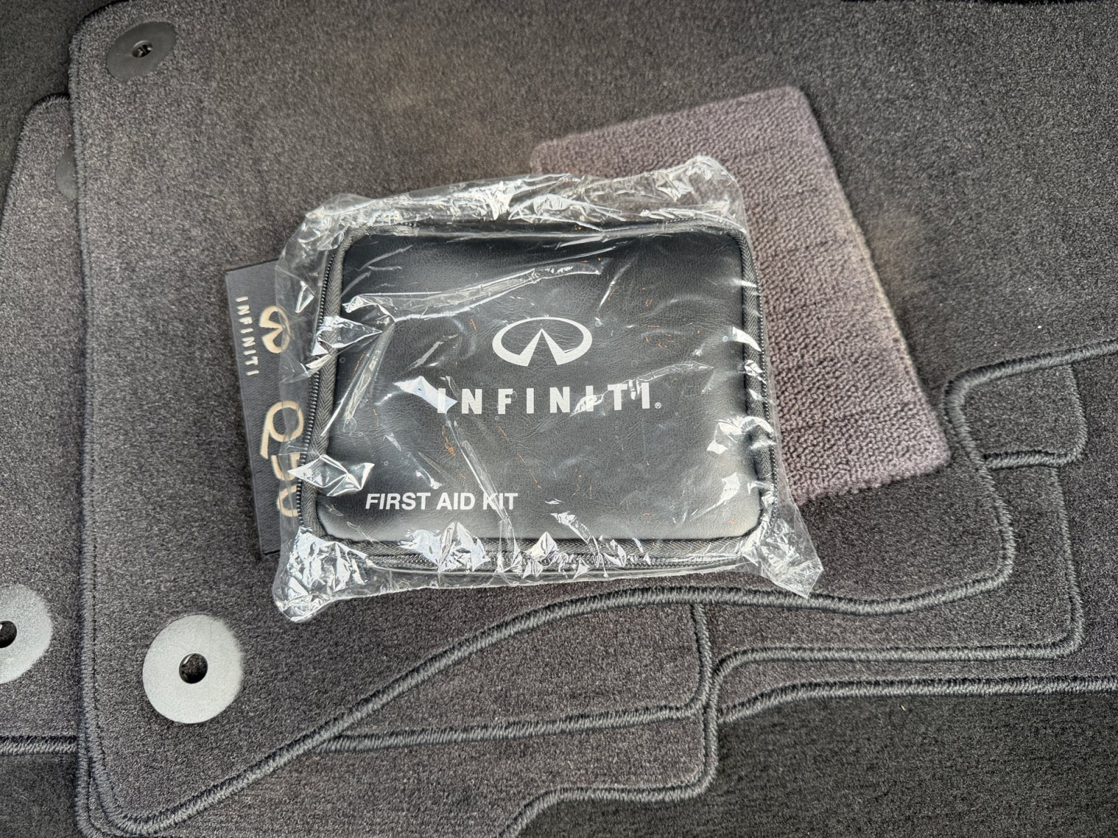 Used 2023 Black Obsidian INFINITI LUXE image 40
