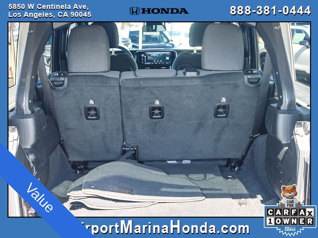 Used 2025 Crystal Metallic Jeep Rubicon image 14