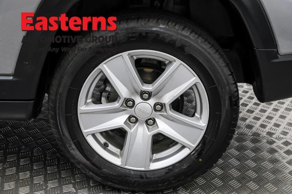 Used 2022 Silver Jeep Latitude image 30